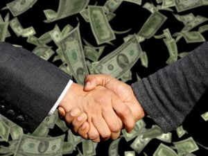 Не по вода, а по пари ще им върви на 4 зодии в понеделник! 32 handshake 3100563 1280