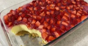 Ако имате литър мляко и шепа ягоди, направете бърз десерт с вкус на чийзейк – свежа наслада за горещите дни!