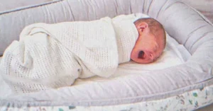 Новородено бебе плаче непрестанно, независимо какво правят родителите.Най-накрая проверяват креватчето му и изпадат в шок 22 af5eae10db5c109ed7413a8d0b6fe948
