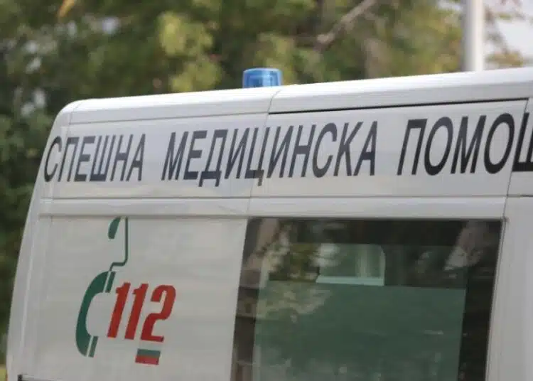 Трагичен инцидент: 32-годишен шофьор загина, а спътникът му е в критично състояние след удар в дърво 3 lineika