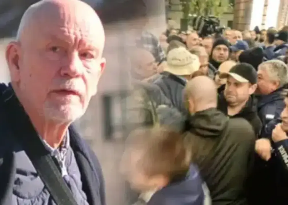 След напрежението пред Народния театър: Владо Пенев с хипертонична криза, Джон Малкович не се чувства добре 3 След напрежението пред Народния театър актьорът Владимир Пенев получи хипертонична криза, а режисьорът Джон Малкович бе принуден да напусне заради здравословни причини.