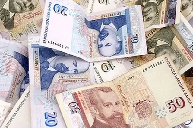 Минималната заплата за 2025 година остава 1077 лв. въпреки обсъжданията за законодателни промени, които ще транспонират европейската директива.