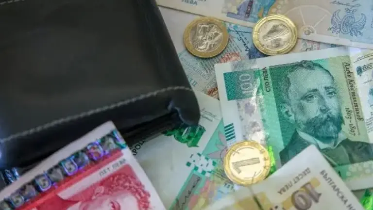 Минималната заплата – център на спор между синдикати и работодатели преди ключовия срок за нови правила 3 Работодатели и синдикати обсъждат нов механизъм за минималната заплата, за да се избегнат евросанкции.