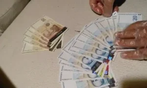 Измама за 100 000 лв.: 74-годишна жена от София стана жертва на „ало“ измамници 2 74-годишна жена от София загуби 100 000 лв., след като бе подведена от измамници, които я убеждават, че помага на полицията в разследване.