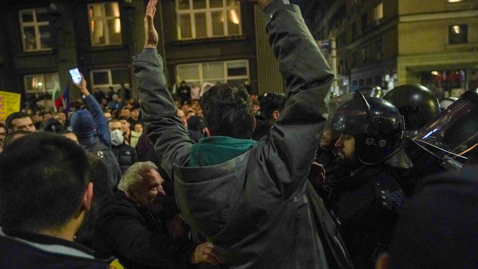 Извънредно! Протестът в София ескалира, има ранени... Вижте повече👇👇 3 2113700300