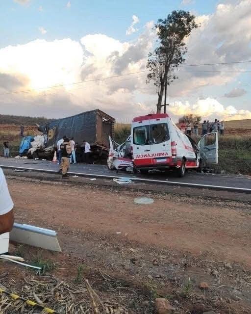 Тежка катастрофа между камион и линейка отне живота на двама души и... (виж повече). 3 576261718 122238470084106243 149