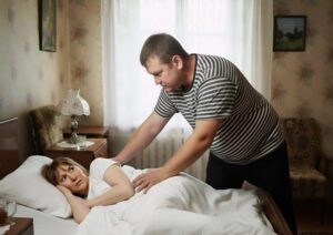 Кажи ми пин кода на картата — майка ми е в магазина и иска да си вземе телефон: мъжът ми ме събуди в 7 сутринта, но нито той, нито свекърва ми подозираха какво съм им подготвила 😲 52 novi telefon glavni