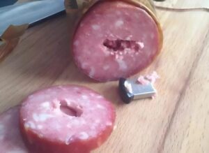 Открих USB флашка, скрита вътре в съвсем обикновен колбас. Първоначално помислих, че е случайност, но когато разгледах съдържанието й, разбрах, че крие неочаквани тайни. 2 snapedit 1762088297554