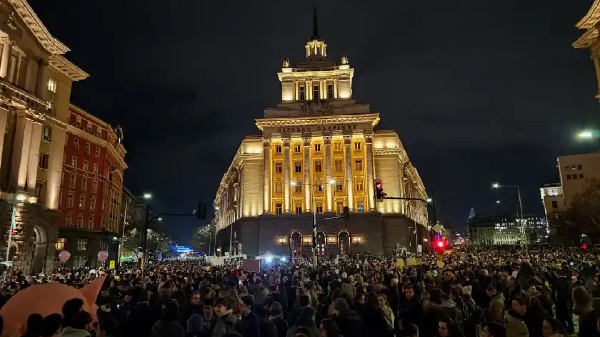 Извънредно: Става страшно, "нахлуват в парламента"...Вижте повече👇👇 3 1920x1080 2