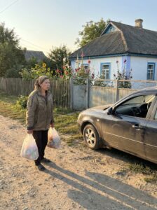 Наталия се прибираше от магазина, стискайки тежките торби в ръцете си. Вече беше почти стигнала до дома, когато изведнъж забеляза непозната кола, паркирана до портата. 14 595678940 880620107859412 491981