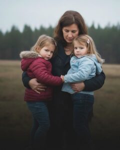 Преди шест години осинових близначки, които намерих изоставени на улицата. А после, една сутрин, на вратата ми се появи жена и ми каза: ТРЯБВА ДА ЗНАЕШ ИСТИНАТА ЗА ТЕЗИ МОМИЧЕТА. 49 596587583 891499723230102 497771