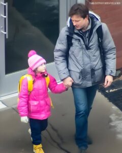 Бях взел петгодишната си дъщеря от детската градина, когато тя зададе въпрос, който се заби в сърцето ми като нож: — Тате, а защо НОВИЯТ ТАТКО днес не дойде да ме вземе, както обикновено? 26 598331702 877277561660076 993938