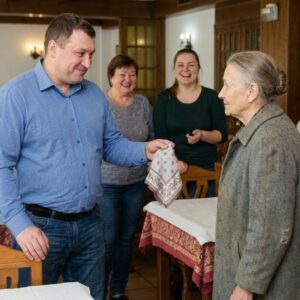 На рождения ден на внука ми синът ми ми подари описана, стара кърпа и каза: „Покрий се, не излагай семейството ни!“ Съпругата му и нейните роднини се усмихнаха. Но когато внесоха тортата, аз се изправих и направих изявление, от което на ВСИЧКИ им стана неудобно… 😲😲😲 44 598549811 891788240087814 113712