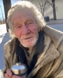 Всеки ден, на път за работа, оставях по няколко евро на един бездомник. А в навечерието на Коледа той ме спря с думи, които още звучат в главата ми: „МОЛЯ ТЕ, ДНЕС НЕ СЕ ПРИБИРАЙ У ДОМА! УТРЕ ЩЕ ТИ ОБЯСНЯ ВСИЧКО.“ 14 599948995 122243719298106243 363