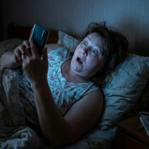В три часа през нощта синът ми ми писа: „Мамо, знам, че ти плати милиони за тази къща… но тъщата ми не иска да те вижда на рождения ден на внука.“ Отговорих само: „Добре.“ В онази нощ реших — стига толкова. И тогава направих последния си ход. Всички онемяха от „изненадата“… 😲😲😲 50 600430958 893667113233260 788852