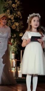 По време на сватбата свекърва ми сграбчи микрофона. В гласа ѝ имаше злоба, прикрита с фалшива усмивка. „Синът ми заслужава чисто начало – не самотна майка, която влачи миналото си като товар!“ 20 ezgif 8aa93f99beb61474.mp4 poster