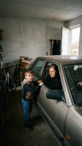 Закопчавах палтото си, за да тръгна към погребението на съпруга ми, когато в този момент внукът ми нахлу в гаража – блед като платно. „Бабо, недей да палиш колата! Моля те, недей!“ 26 videoframe 0 3