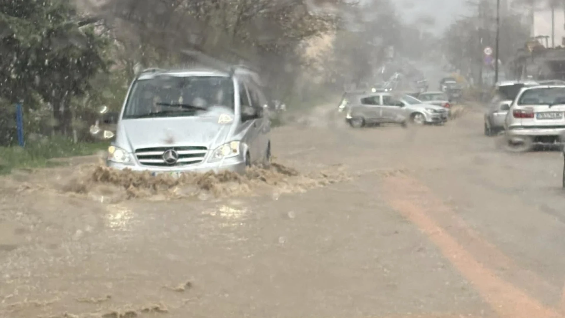 Мощен порой удави този наш град току що, всичко е под вода👇👇 5 1743424838 sa