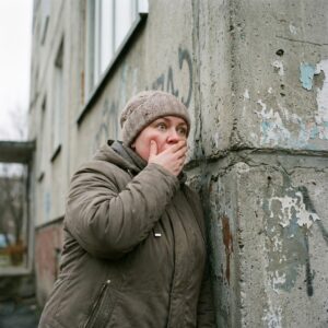 Решила да зарадва съпруга си, жената помолила да си тръгне по-рано от работа, за да го посрещне на летището. Но когато видяла кой го чака там, изненадата бързо се превърнала в тревога. Любопитството надделяло и тя решила да ги проследи. Това, което чула от устата на мъжа си, я поразило: Докато тя е на работа, ще успеем всичко. Само да ѝ видиш лицето, когато разбере... Но съпругата имала съвсем други планове… 32 613752517 911548431445128 277176