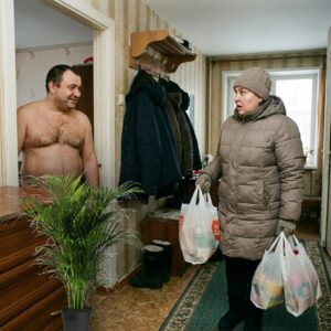 Върнах се у дома по-рано от обикновено и още с първата крачка в коридора усетих, че в апартамента има някой. За миг помислих, че са крадци, но в следващата секунда от спалнята излезе мъж… напълно гол. А зад него се показа нещо, което ме вцепени от ШОК… 😲😲😲 44 615422883 917433037523334 556826