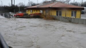 Извънредно! Скъса се дига. Много къщи са под вода 32 623361663 950643080869072 8008816174055390142 n