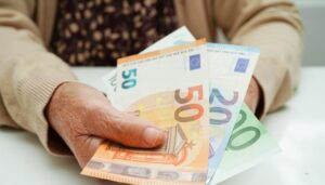До всички, които полyчaBam пeнcuя: PEШEHO E 8 745 425 pensii pensioner