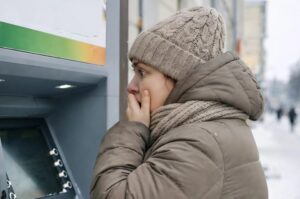 В деня на развода бившият ѝ съпруг, сякаш от съжаление, пъхна в ръцете ѝ банкова карта. Жената я прибра, но близо две години дори не се осмели да провери каква сума има по нея 😢 А когато майка ѝ спешно се нуждаеше от операция и други варианти вече нямаше, ѝ се наложи да постави картата в банкомата. Това, което видя на екрана, я разтърси до дъното на душата ѝ 😱😨 32 balans na karte glavni