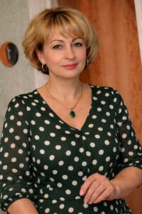 Мъж ме покани у дома си на вечеря, но вместо готова трапеза в мивката ме чакаше планина от мръсни съдове, а на масата бяха оставени продукти. Той спокойно каза: „Искам да видя каква домакиня си и дали умееш да готвиш“ 😨😲 8 633342120 922838250328124 353656