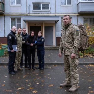 Той слезе от таксито, за да изненада приятно съпругата си… но се вцепени от гледката. Пред входа стояха военни офицери, свещеник, а неговата Елена – с черна забрадка на главата – ридаеше неутешимо. Тъкмо ѝ бяха съобщили, че съпругът ѝ е загинал… докато той стоеше жив само на десетина метра от тях. 49 635141344 122112271851198524 809