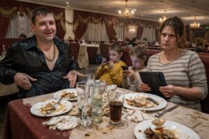 – Слънце, пак съм си забравил картата в другото яке, ще платиш ли ти? – подхвърли той небрежно, докато си бъркаше в зъбите. Дори не подозираше каква публична разплата го очаква. 44 645762678 1239962208266796 9091246062019344927 n