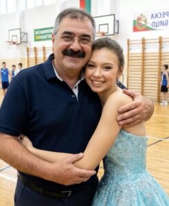 Съучениците ми се присмиваха, защото съм ДЪЩЕРЯТА НА ЧИСТАЧА — но на бала ШЕСТТЕ ДУМИ, които изрекох, накараха цялата зала да се разплаче. 8 650999029 1477474000416839 8360493245750647884 n