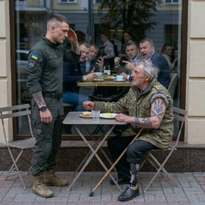 „Незабавно изведете този бездомник навън, разваля ни апетита!“ — с отвращение подхвърли разглезен младеж в скъп ресторант. Те дори не подозираха какво означава татуировката, която младият офицер от специалните части току-що беше забелязал… 26 652478449 122116365849198524 860