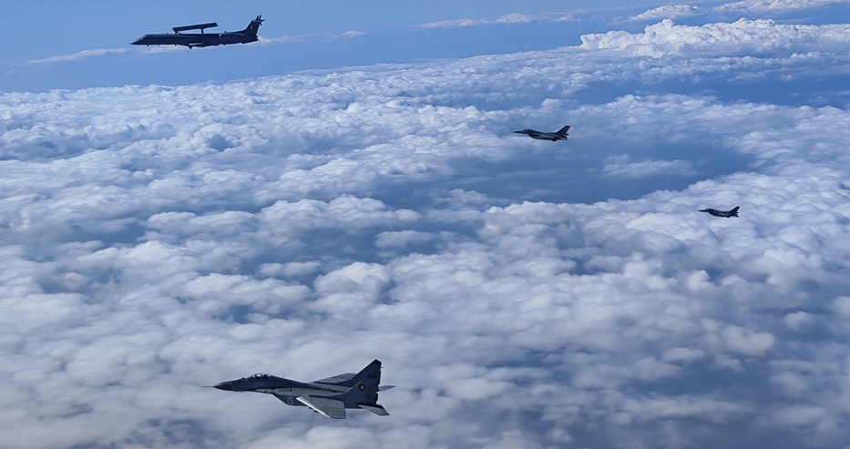 От последните минути! Български изтребители F16 над София 😲 3 big f 16 mo
