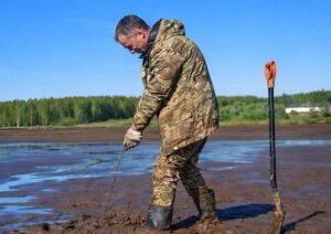 Рибар дръпна една тел от калта и извади предмет със странна форма… Когато го изми от калта, остана шокиран от това, което всъщност беше 😱😨 8 pushkin glavni