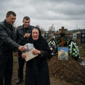 На погребението на сина ѝ ѝ взеха парите за погребението. Унижиха майката до ковчега на детето ѝ, без да подозират КОЙ ги наблюдава и КАКВО ще се случи след миг… 😲😲😲 38 677208354 1273198688316035 66920