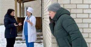 Анна току-що беше излязла от стаята на умиращия си съпруг и вече се готвеше да си тръгне към дома, когато съвсем случайно чу разговор между две медицински сестри. В момента, в който осъзна за какво точно говорят, кръвта ѝ буквално застина 😨😱 2 image 1773924093895 1