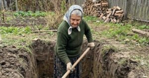 Цялото село беше убедено, че възрастната жена е загубила разсъдъка си, когато започна да копае огромна яма точно в средата на градината. Но когато хората видяха какво всъщност извади оттам, всички останаха в шок 😱😢 44 image 1774268053914 1