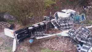 ГОЛЯМА трагедия смрази България! ТИР полетя в дере, шофьорът е… Вижте повече👇👇 2 original 2